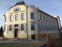 Základní a mateřská škola v Doudlebách nad Orlicí se nachází na levém břehu Divoké Orlice.
