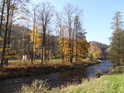 Podzimní chlad přímo čiší Divoké Orlice pod železným mostem v Klášterci nad Orlicí.