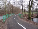 Mostek cyklostezky přes pravobřežní slepé rameno Divoké Orlice v dolní části Kostelce nad Orlicí.