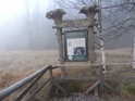 Informační cedule u dřevěné lávky přes slatinnou oblast  Czarne Bagno, které součástí je chráněné území Torfowisko pod Zieleńcem.