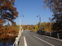 Most silnice II/312 přes údolní nádrž Pastviny v překrásných barvách podzimu, pohled od strany západní.