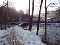 Ocelová lávka pro pěší přes Divokou Orlici v Liticích nad Orlicí v době zimy.
