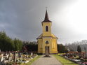 Kostel svatého Antonína v Helvíkovicích se nachází uprostřed hřbitova.
