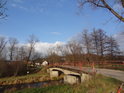 Menší silniční most přes Divokou Orlici, v obci Helvíkovice.
